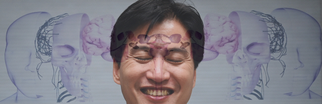 지난 19일 서울 성동구 한양대에서 만난 임창환 한양대 바이오메디컬공학과 교수가 밝게 웃고 있다. 사진은 임 교수의 집무실에 걸려있던 한 포스터의 뇌 해부 이미지를 레이어 합성했다. 박윤슬 기자