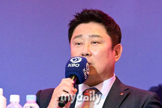2024년 3월 22일 서울 소공동 롯데호텔에서 진행된 '2024 신한 SOL Bank KBO리그' 미디어데이에서롯데 김태형 감독이 취재진의 질문에 답하고 있다./소공동=곽경훈 기자 kphoto@mydaily.co.kr