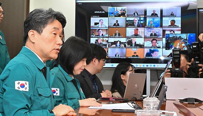 이주호 부총리 겸 교육부 장관이 22일 서울 종로구 정부서울청사에서 열린 의대 운영대학 총장 간담회에 참석해 모두발언을 하고 있다. 이날 이 부총리는 전국 의대에 교육여건 개선을 위한 정부 지원 수요 요청을 받았다. 임세준 기자