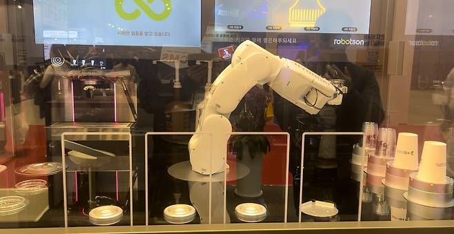 서울 강남 코엑스에서 열린 ‘IFS 프랜차이즈 창업·산업박람회’에서 로봇이 커피를 내리고 있다. 박병국 기자