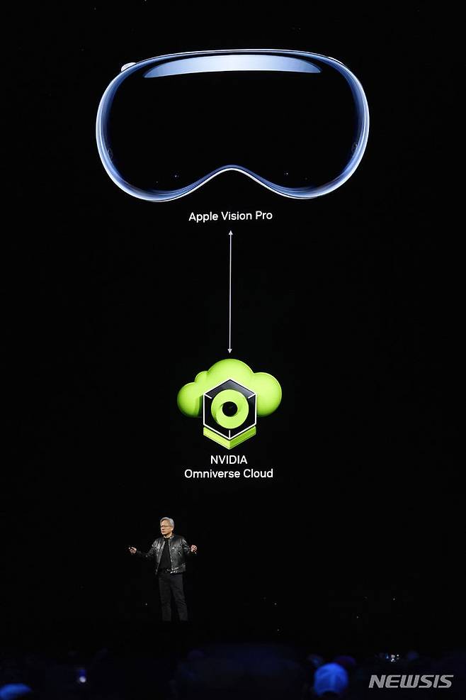 [새너제이=AP/뉴시스] 젠슨 황 엔비디아(NVIDIA) CEO가 18일(현지시각) 미 캘리포니아 새너제이에서 개막한 엔비디아 개발자 콘퍼런스 '엔비디아 GTC'에 참석해 기조연설하고 있다. 2024.03.19.