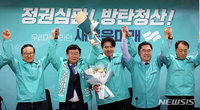 [서울=뉴시스] 조성봉 기자= 17일 오전 서울 여의도 국회 의원회관 간담회장에서 열린 새로운미래 새로운미래 입당 환영식에서 설훈, 오영환 의원이 기념촬영을 하고 있다. 2024.03.17. suncho21@newsis.com