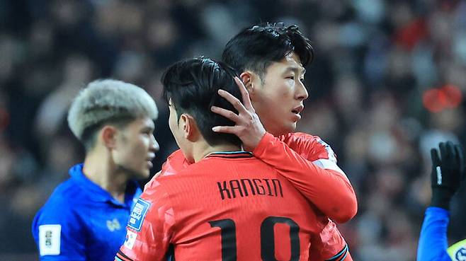 태국전이 무승부로 끝난 뒤 손흥민과 이강인이 포옹하며 서로를 격려하고 있다.
