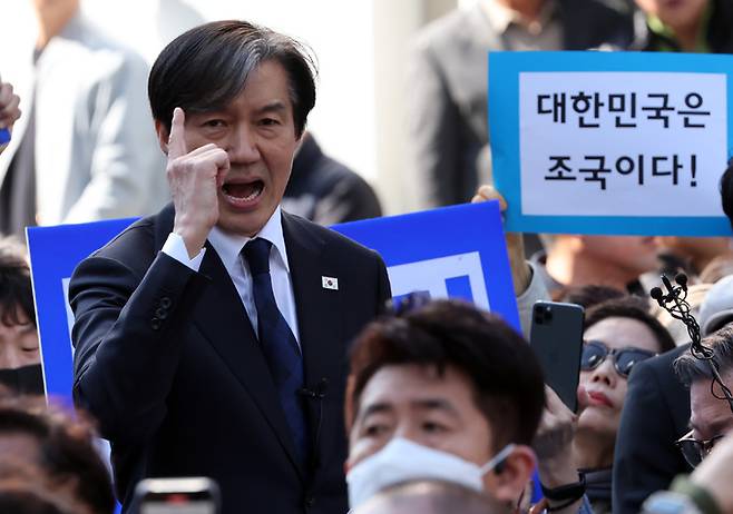 조국 조국혁신당 대표가 21일 부산 부산진구 서면 하트조형물 앞에서 시민들을 만나 연설을 하고 있다. 사진 = 뉴시스