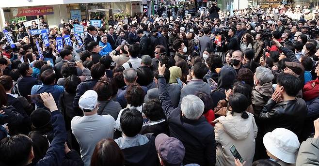 조국 조국혁신당 대표가 21일 부산 부산진구 서면 하트조형물 앞에서 시민들을 만나 연설을 하고 있다. 사진 = 뉴시스