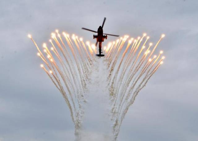 육군항공작전사령부 AH-64E(아파치 가디언) 헬기가 플레어를 발사하며 기동하고 있다. 사진 제공=육군