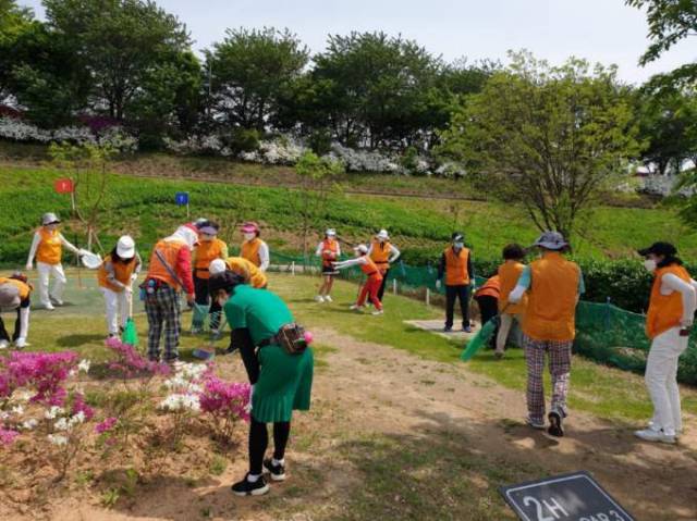 지난해 4월 빅토리클럽 회원들이 안양천 파크골프장을 가꾸고 있다. 이성자씨 제공