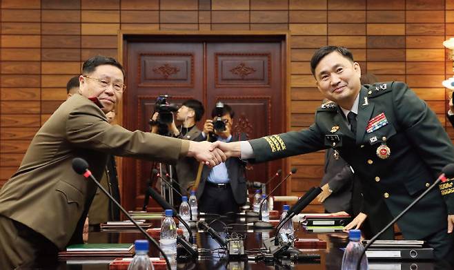 2018년 10월 26일 제10차 남북장성급 군사회담에 참석한 남측 수석대표인 김도균 소장(오른쪽)이 북측 수석대표인 안익산 육군 중장과 악수하고 있다. [사진공동취재단]