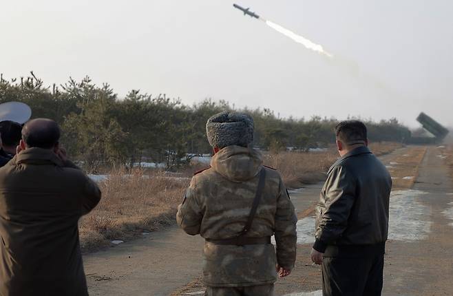 김정은 국무위원장(맨 오른쪽)이 2월14일 신형 지대함 미사일 ‘바다수리-6형’ 검수 사격 시험을 지도했다고 조선중앙통신이 보도했다. ⓒ조선중앙통신