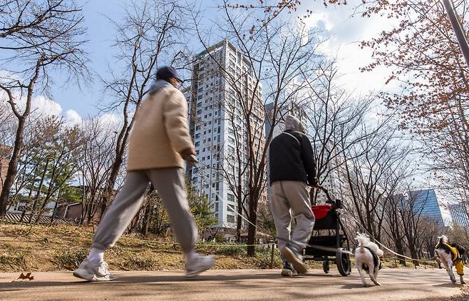 20일 서울 마포구에 위치한 경의선숲길에 시민들이 걸어가고 있다. ⓒ시사저널 최준필