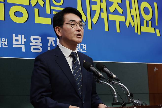 박용진 더불어민주당 의원이 3월18일 전북도의회 기자회견에서 서울 강북을 재경선에서의 지지를 호소하고 있다. ⓒ연합뉴스