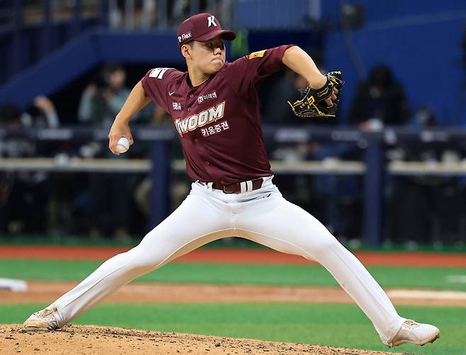 키움 고졸신인 김윤하가 지난 17일 열린 LA 다저스와 연습경기에 등판해 힘껏 투구하고 있다. 연합뉴스