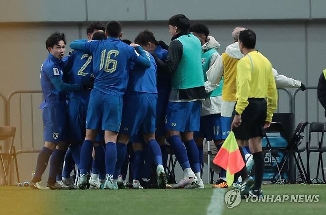 태국 축구 국가대표팀이 대한민국을 상대로 지난 1998 방콕 아시안게임 8강전 승리 후 26년 만에 기적을 만들려고 하고 있다. 태국 축구협회장이 한국전 승리 시 보너스를 더 올려주겠다고 공약하고 나섰다. 연합뉴스