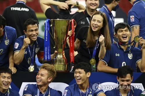 태국 축구 국가대표팀이 대한민국을 상대로 지난 1998 방콕 아시안게임 8강전 승리 후 26년 만에 기적을 만들려고 하고 있다. 태국 축구협회장이 한국전 승리 시 보너스를 더 올려주겠다고 공약하고 나섰다. 연합뉴스