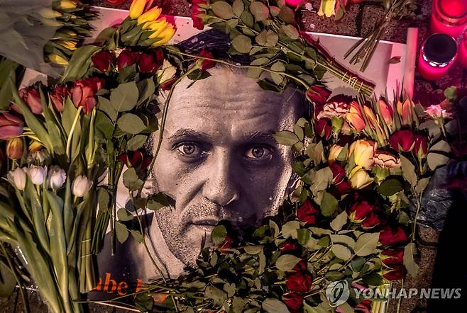 꽃다발에 뒤덮인 알렉세이 나발니 사진 [AP 연합뉴스 자료사진. 재판매 및 DB 금지]