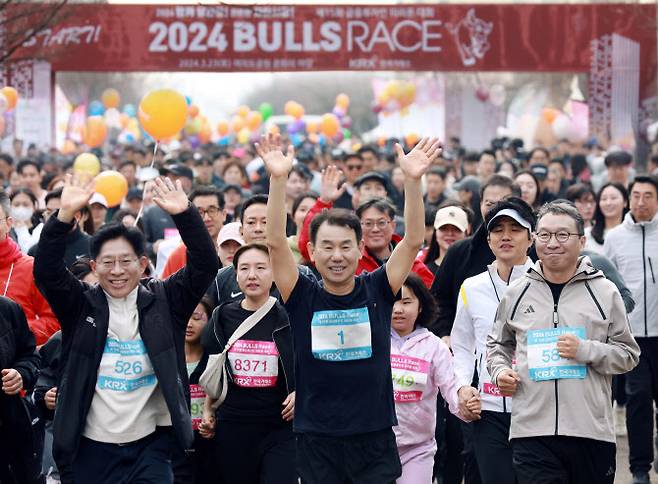 정은보 한국거래소 이사장(가운데)과 5km 레이스 참가자들이 ‘제15회 금융투자인 마라톤 대회’에서 출발하고 있는 모습.(사진=한국거래소)