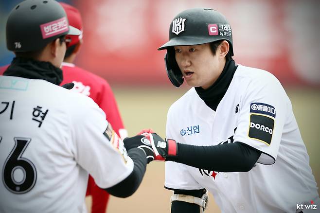 김민혁이 SSG와 경기에서 진루 후 박기혁 코치와 하이파이브를 하고 있다. 사진 | KT 위즈