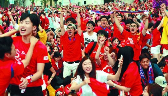 2002년 한일 월드컵에서 한국 축구 국가대표팀이 4강에 진출했다. 당시 서울 광화문 광장에서 환호하던 젊은 붉은 악마 응원단의 모습. '우리가 광장에 모이면 못할 일이 없다'는 집단 효능감을 안긴 기억이다. /조선일보DB