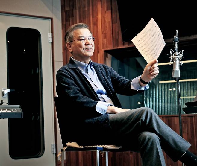 녹음실에서 악보를 든 채 웃고 있는 배우 강석우씨. 대구 공연에서는 그가 쓴 가곡을 소프라노 강혜정·김순영, 바리톤 송기창·이응광·이동환이 가창할 예정이다. /주민욱 영상미디어 기자