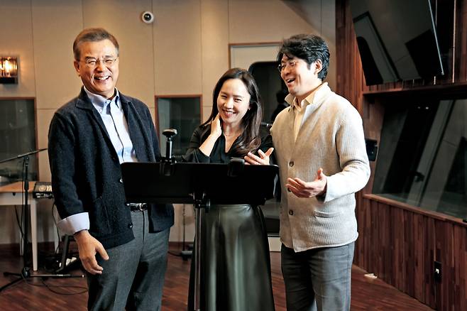 지난 18일 녹음실에서 만난 배우 강석우, 소프라노 김순영, 바리톤 송기창씨(왼쪽부터). 대구 공연에서 신곡 '그대의 찬가'를 부를 예정인 김순영씨는 "노래가 맑다"며 "작곡가의 성격이 반영된 것 같다"고 말했다. /주민욱 영상미디어 기자