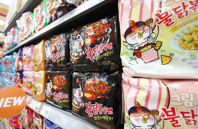 서울 시내의 한 대형마트에 진열된 불닭볶음면. /연합뉴스