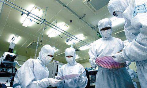 삼성전자의 기흥반도체 공장에서 직원들이 웨이퍼의 회로를 검사하고 있다. /조선DB
