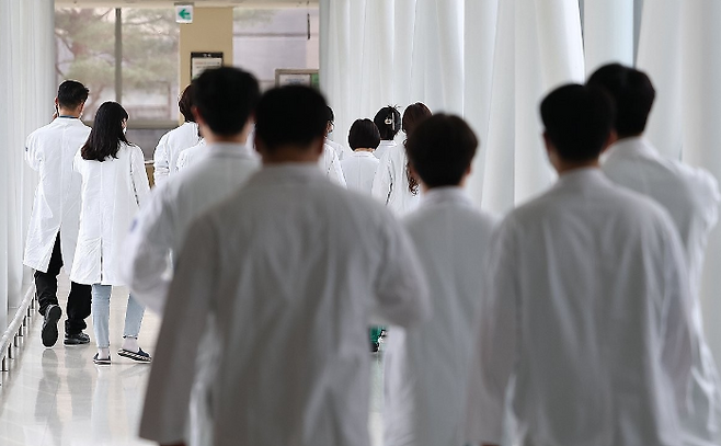 서울 한 대형 병원에 의료진들이 걸어가고 있다.ⓒ연합뉴스