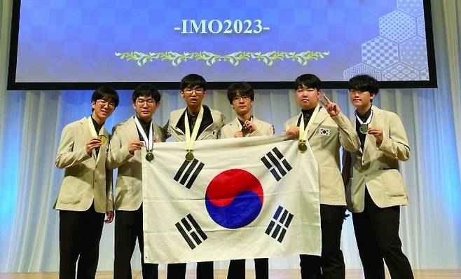 한국은 국제수학올림피아드(IMO)에서 꾸준히 높은 성적을 유지하는 나라다. 2023년 일본 지바에서 열린IMO에서는 3위를 차지했다. 수학동아 제공