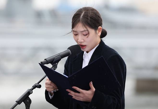 지난 22일 경기 평택 해군 제2함대사령부에서 거행된 제9회 서해수호의날 기념식에서 천안함 피격 고(故) 김태석 원사의 자녀 김해봄 씨가 '아빠에게 보내는 편지'를 낭독하고 있다. 연합뉴스