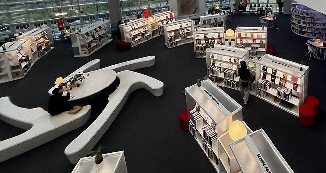 경기 의정부시 민락동에 있는 의정부미술도서관. 3층짜리 도서관 건물 한쪽에 녹지를 바라보는 큰 통창을 냈고, 채광이 좋아 책 읽기에 적합한 조건을 갖추고 있다.