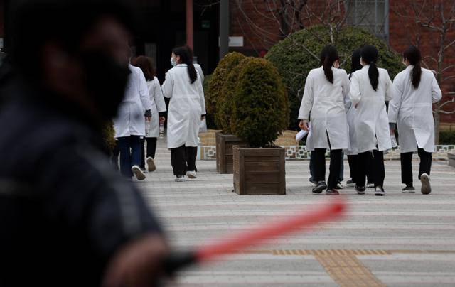 22일 서울의 한 대학병원에서 의료진이 이동하고 있다. 뉴시스