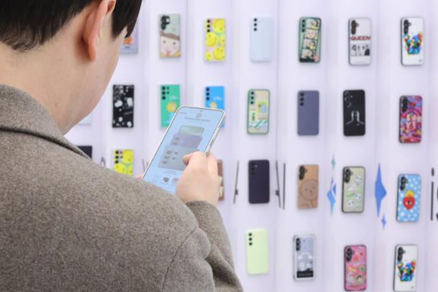삼성 강남에서 고객들이 삼성전자의 최신 플래그십 스마트폰 갤럭시 S24 시리즈를 살펴보는 모습. 뉴스1