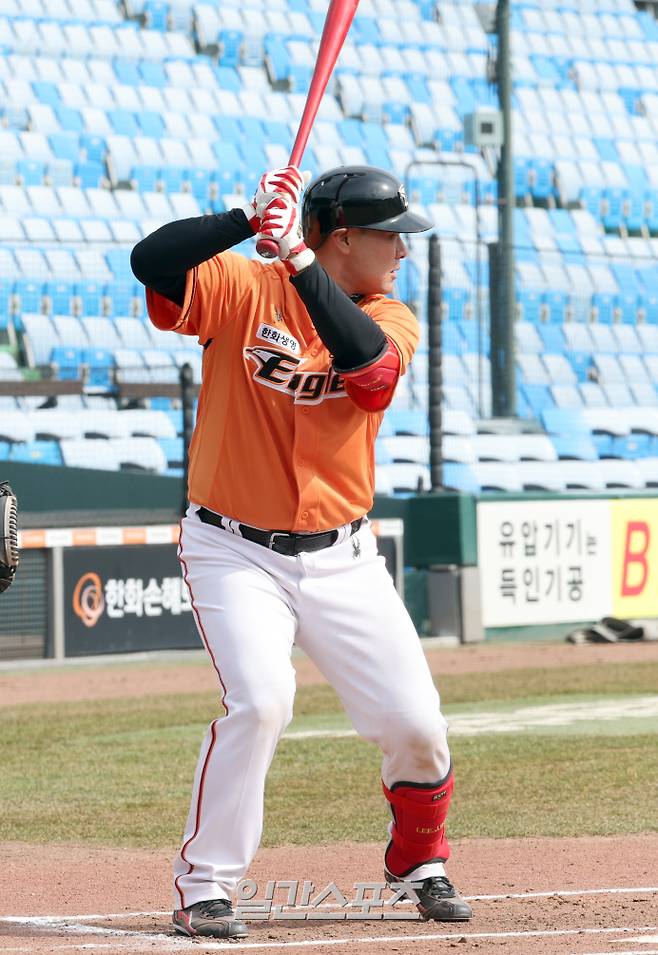 한화가 2024시즌 시범경기 개막을 앞두고 7일 오후 대전 한화생명이글스파크에서 자체 청백전을 펼쳤다. 이재원이 타격을 준비하고 있다. 대전=정시종 기자 /2024.03.07.