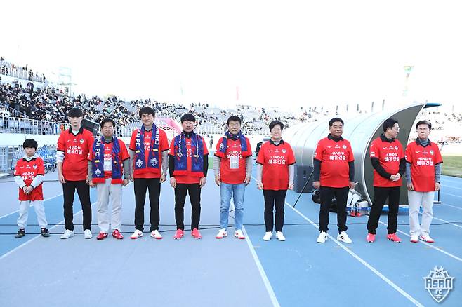 지난 9일 충남 아산 이순신종합운동장에서 열린 부천FC와의 홈 개막전에서 충남아산 구단 제1유니폼 파란색이 아닌 빨간색 유니폼을 입고 등장한 김태흠(맨 오른쪽) 충남도지사와 박경귀(오른쪽 두 번째) 아산시장 겸 구단주 등 관계자들. 사진=충남아산