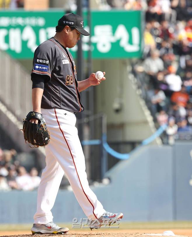 2024 프로야구 LG트윈스와 한화이글스의 시즌 개막경기가 23일 오후 서울 잠실야구장에서 열렸다. 4회말 2사 류현진이 연속 안타로 3실점한 후 아쉬워하고 있다. 잠실=김민규 기자 mgkim1@edaily.co.kr