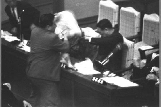 김두한 의원이 오물을 투척하는 순간. [중앙포토]