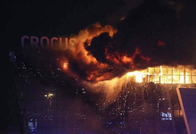 22일(현지시간) 괴한들의 무차별 총격에 이어 대형 화재가 발생한 러시아 모스크바 크로커스 시티홀 공연장. EPA 연합