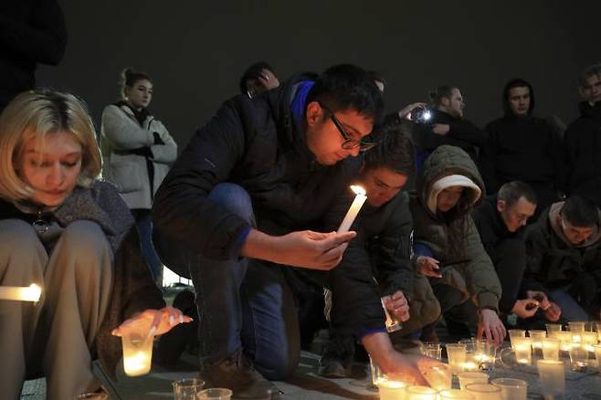 22일(현지시간) 총격 테러가 발생한 모스크바에서 시민들이 테러 희생자들을 추모하기 위해 촛불을 밝히고 있다. AP 연합뉴스