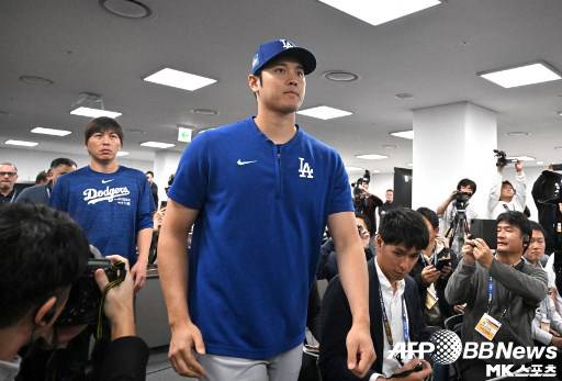 서울시리즈를 앞두고 기자회견을 가진 오타니가 통역 잇페이와 함께 들어서고 있다. 사진=ⓒAFPBBNews = News1