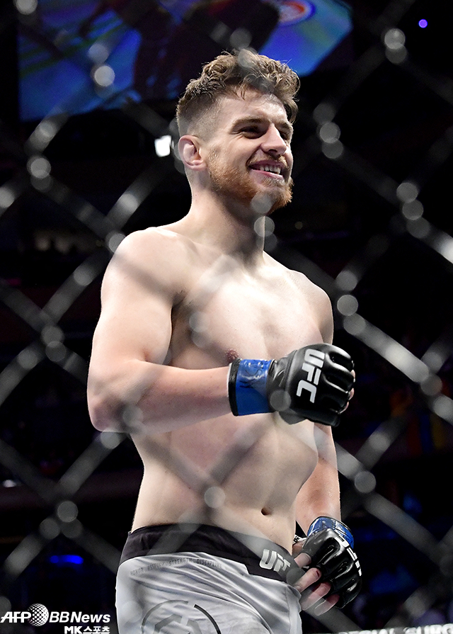 예드멘 샤흐바잔이 2019년 11월 UFC244에서 아마추어 포함 종합격투기 데뷔 12연승을 거둔 후 기뻐하고 있다. 사진=AFPBBNews=News1