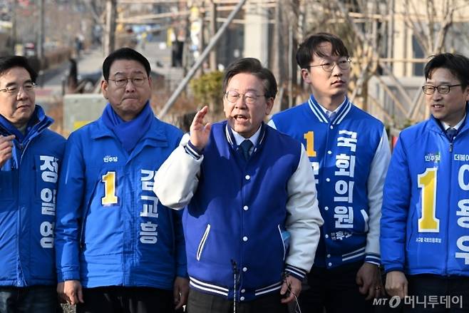 이재명 더불어민주당 대표와 국회의원 후보들이 20일 오후 인천 서구 정서진중앙시장 인근에서 열린 현장 기자회견에서 발언하고 있다. (공동취재) /사진=뉴스1