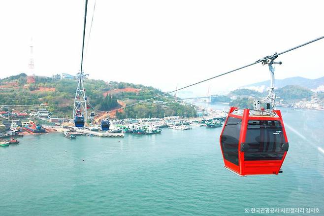 여수시와 바다를 조망할 수 있는 해상 케이블카는 여수를 여행한 사람이라면 꼭 체험해야 할 필수 코스다. /사진=한국관광공사