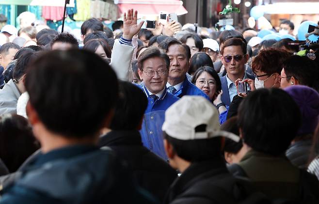 이재명 더불어민주당 대표가 23일 경기 의정부시 제일시장을 찾아 시민들에게 인사하고 있다./사진=뉴스1