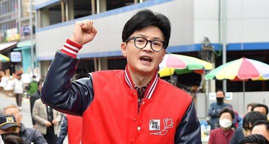 충남 당진시장 방문한 한동훈 비대위원장 한동훈 국민의힘 비상대책위원장이 지난 22일 충남 당진 전통시장을 찾아 시민들에게 인사말을 하고 있다. 연합뉴스.