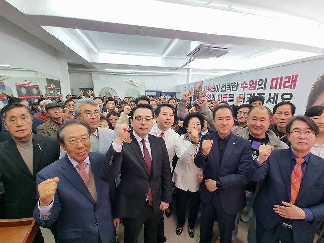 23일 부산 수영구 장예찬 후보가 선거사무소 개소식에서 지지자들과 기념촬영을 하고 있다. [사진=임순택 기자]