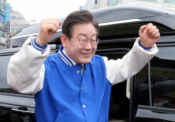 이재명 더불어민주당 대표가 22일 오전 충남 당진시 당진시장을 방문해 시민들에게 인사하고 있다. 2024.03.22 공동취재