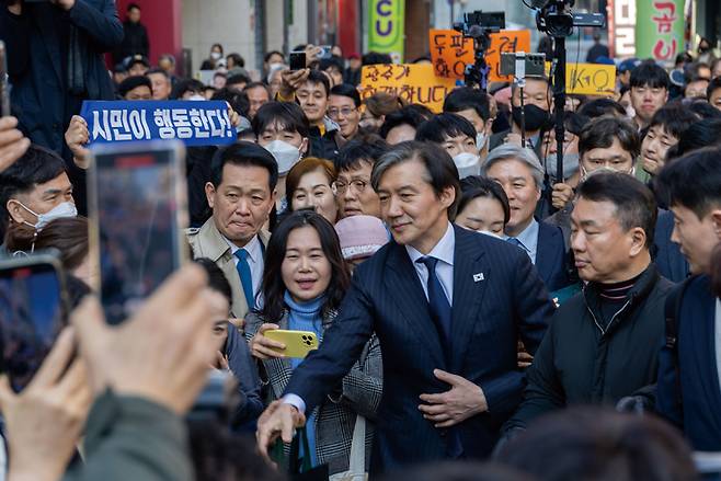 3월14일 조국 조국혁신당 대표가 광주 충장로를 방문해 시민들과 인사하고 있다. ⓒ조국혁신당 제공