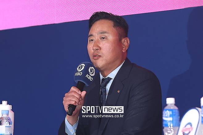 ▲ 최원호 감독은 22일 개막 미디어데이에서 개막전 선발투수를 공개하면서 "다른 팀에 없는 류현진"이라는 수식어를 썼다. ⓒ곽혜미 기자