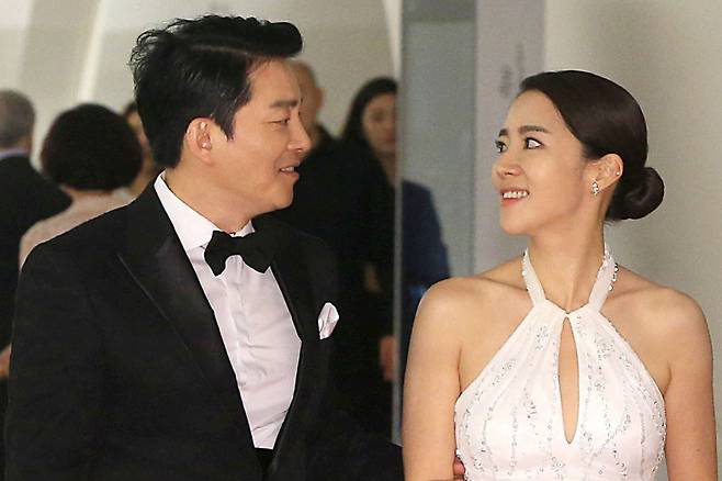 배우 이범수, 통역사 이윤진 부부가 23일 서울 동대문디자인플라자에서 열린 '2015 몽블랑 문화예술 후원자상'에 참석해 포즈를 취하고 있다. /사진=이기범 기자 leekb@