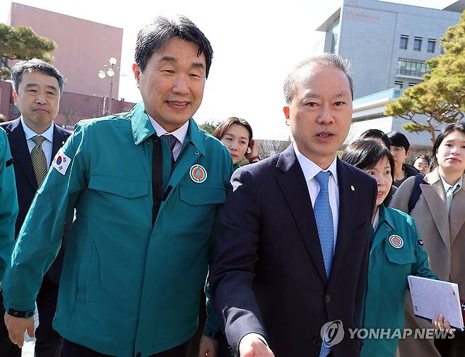 이주호 부총리, 전북대서 간담회 (전주=연합뉴스) 나보배 기자 = 의대 정원 증원 정책에 반발해 학생들의 동맹 휴학, 수업 거부, 전공의들의 진료실 이탈 등이 이어지는 13일 이주호 부총리 겸 교육부 장관(왼쪽)이 전북대학교를 방문해 양오봉 총장을 만나고 있다. 2024.3.13 warm@yna.co.kr